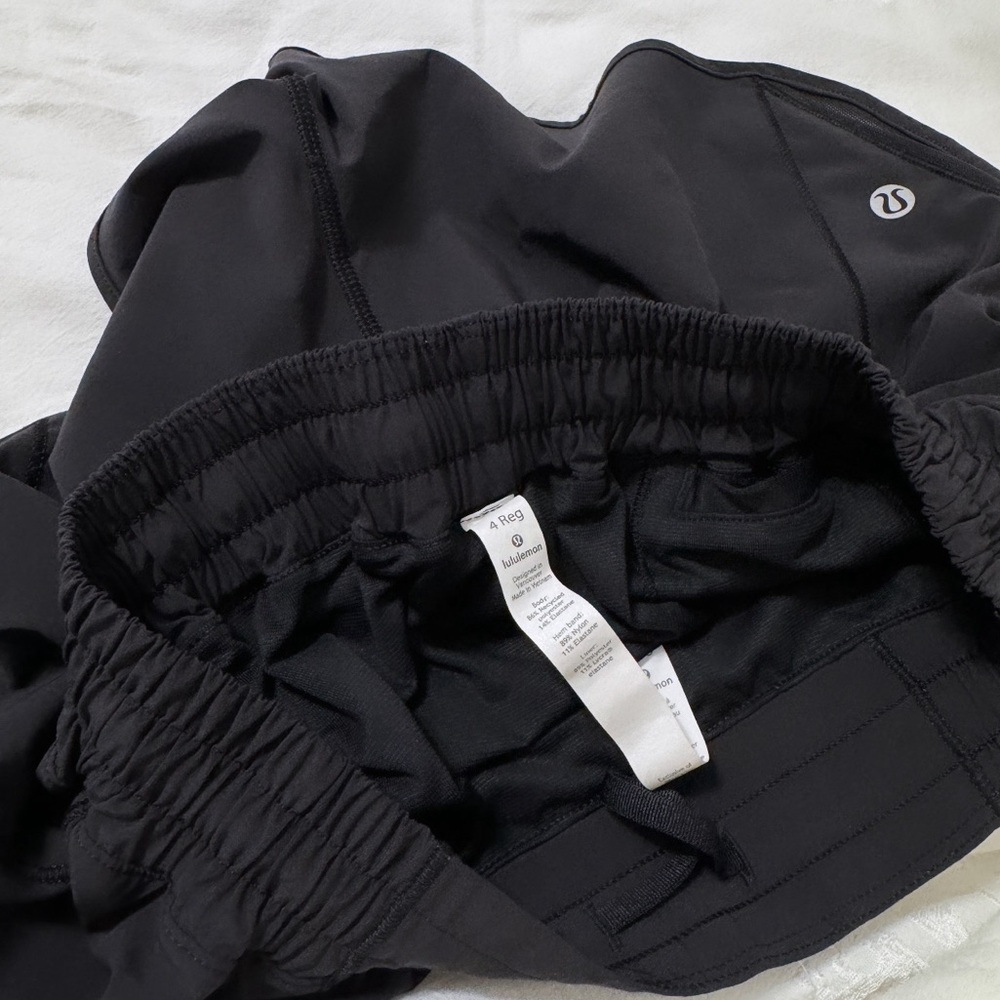 NEW Lululemon, Black, 2.5 Hotty Hot shorts, 4 regular - Picture 3 of 3